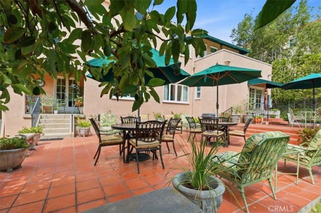 2240 N Berendo, Los Angeles, CA 90027