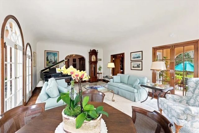 2240 N Berendo, Los Angeles, CA 90027