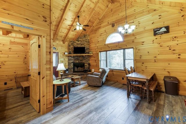 190 & 192 Vacation Dr, Farmville, VA 23901