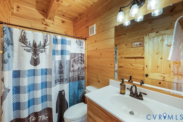 190 & 192 Vacation Dr, Farmville, VA 23901