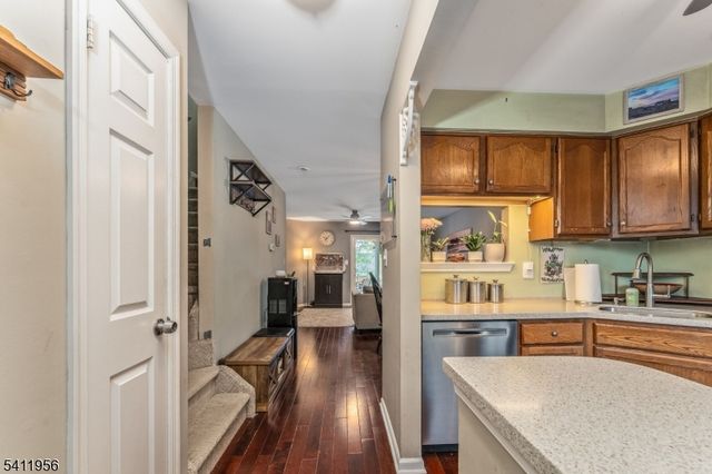 16 Hancock Ct, Raritan Twp., NJ 08822