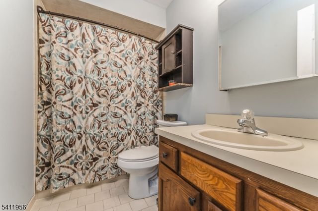 16 Hancock Ct, Raritan Twp., NJ 08822