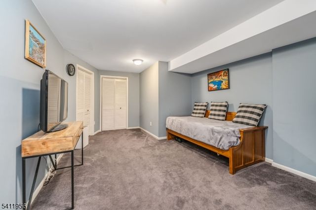 16 Hancock Ct, Raritan Twp., NJ 08822