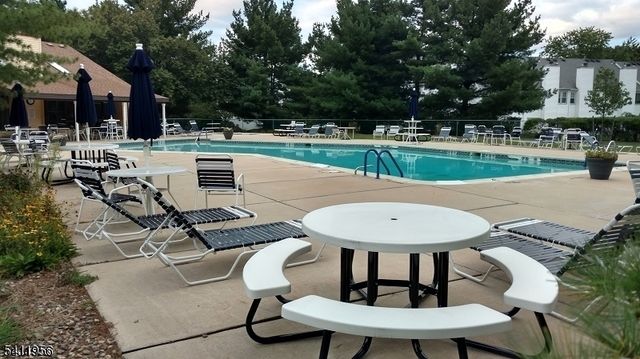 16 Hancock Ct, Raritan Twp., NJ 08822