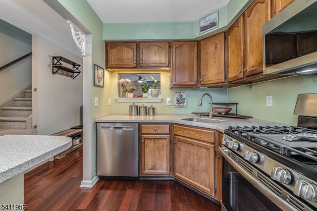 16 Hancock Ct, Raritan Twp., NJ 08822