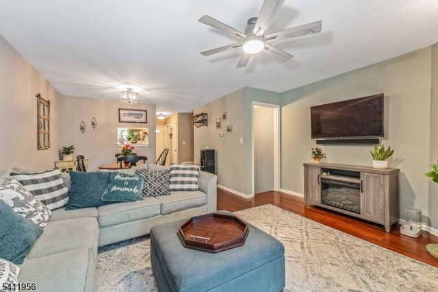 16 Hancock Ct, Raritan Twp., NJ 08822