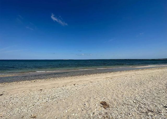 18 Old Riverhead Road, Hampton Bays, NY 11946