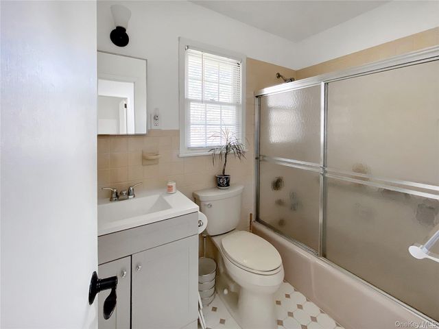 18 Old Riverhead Road, Hampton Bays, NY 11946