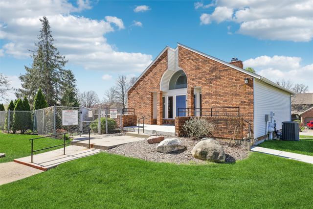 1070 50th Street 2C, West Des Moines, IA 50266