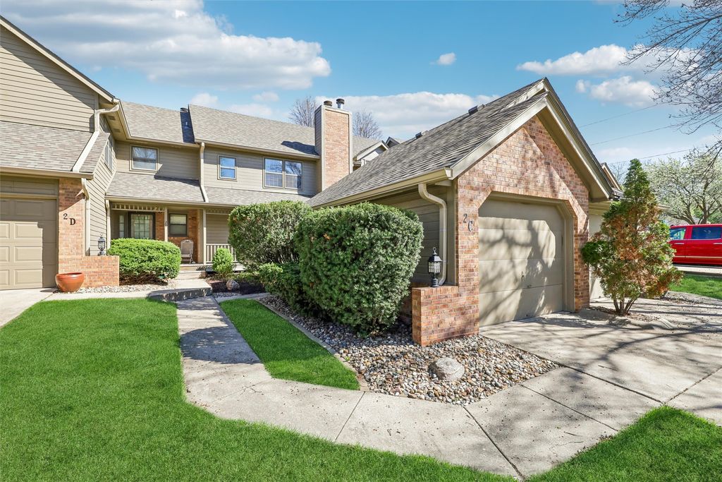 1070 50th Street 2C, West Des Moines, IA 50266