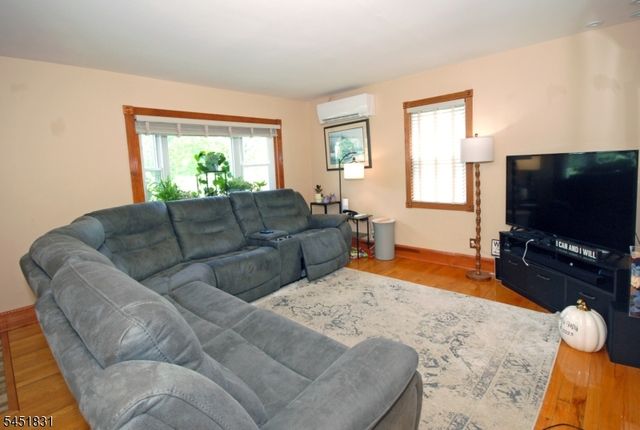 131 Weiss Ter, Raritan Boro, NJ 08869