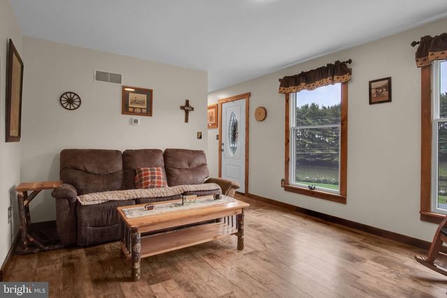 2389 MEETINGHOUSE RD, Spring Grove, PA 17362
