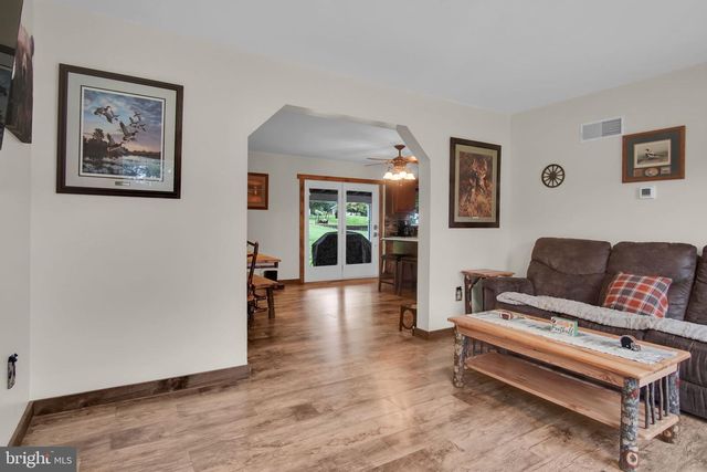 2389 MEETINGHOUSE RD, Spring Grove, PA 17362