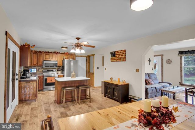 2389 MEETINGHOUSE RD, Spring Grove, PA 17362