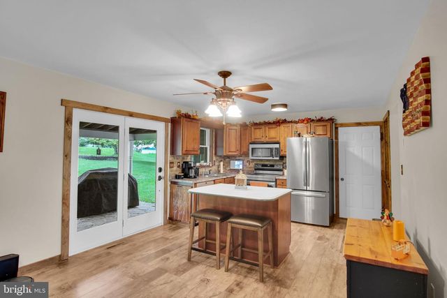 2389 MEETINGHOUSE RD, Spring Grove, PA 17362