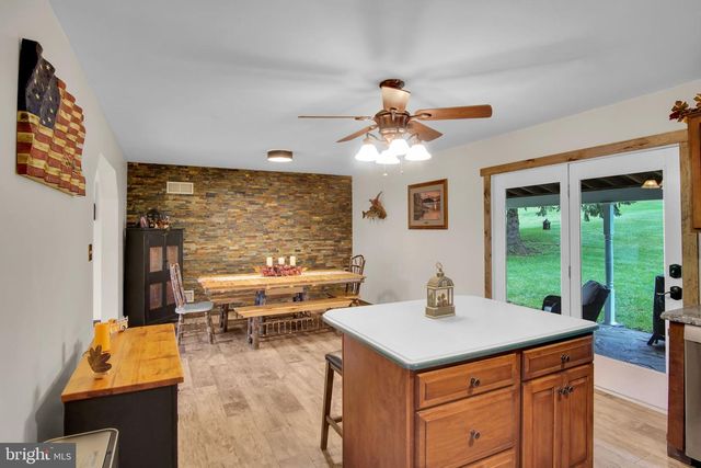 2389 MEETINGHOUSE RD, Spring Grove, PA 17362