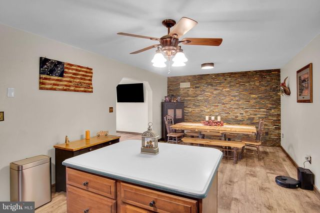 2389 MEETINGHOUSE RD, Spring Grove, PA 17362
