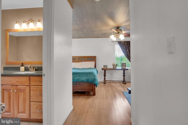 2389 MEETINGHOUSE RD, Spring Grove, PA 17362