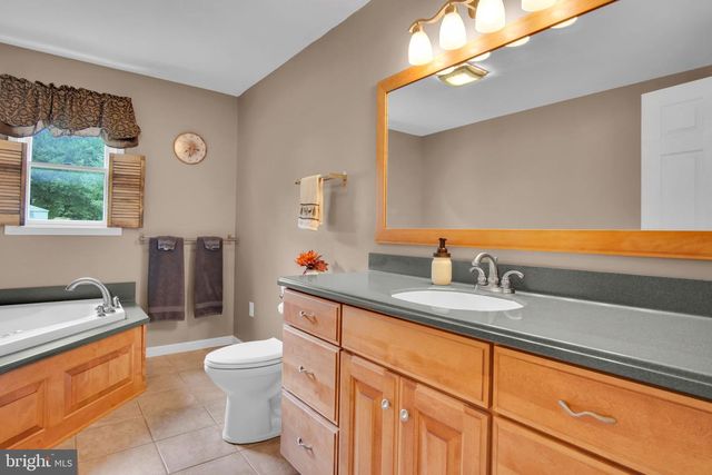 2389 MEETINGHOUSE RD, Spring Grove, PA 17362