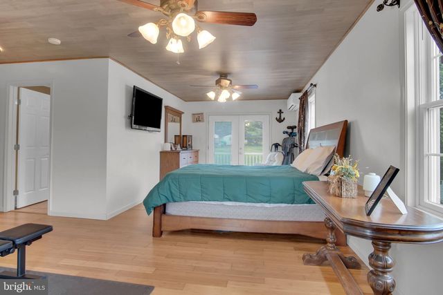 2389 MEETINGHOUSE RD, Spring Grove, PA 17362