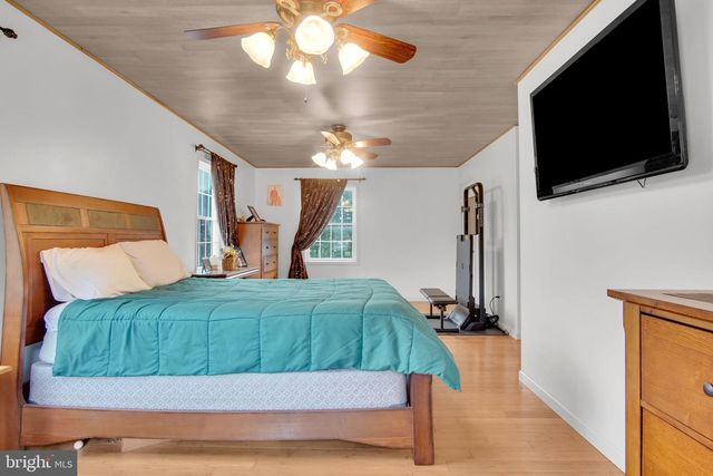 2389 MEETINGHOUSE RD, Spring Grove, PA 17362