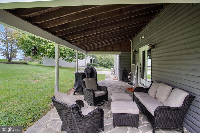 2389 MEETINGHOUSE RD, Spring Grove, PA 17362