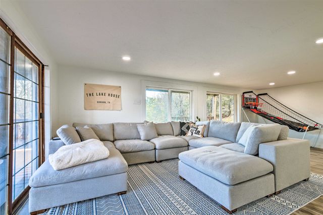 2444 S Lakeview Drive, Gordon, TX 76453