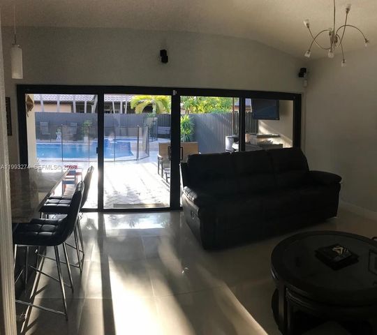 725 NW 135th Ct, Miami, FL 33182