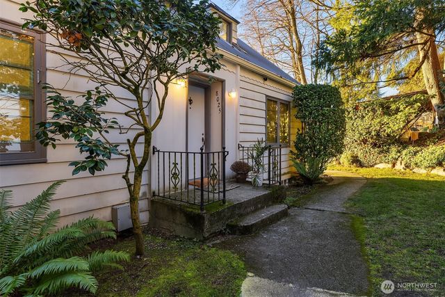 8025 W Mercer Way, Mercer Island, WA 98040