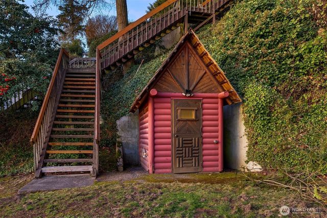 8025 W Mercer Way, Mercer Island, WA 98040