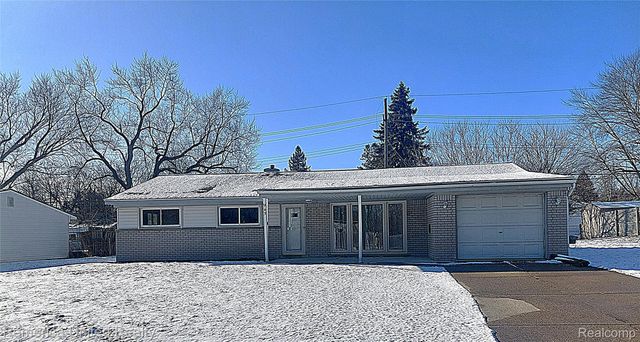 945 N Commerce Road N, Commerce Charter Township, MI 48382