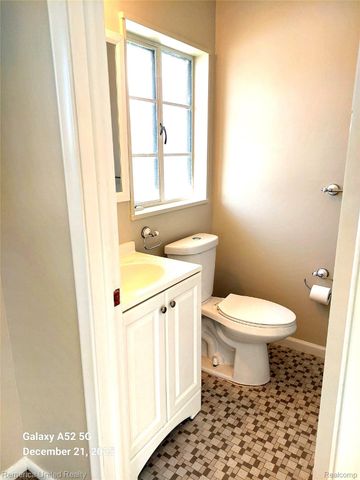 945 N Commerce Road N, Commerce Charter Township, MI 48382