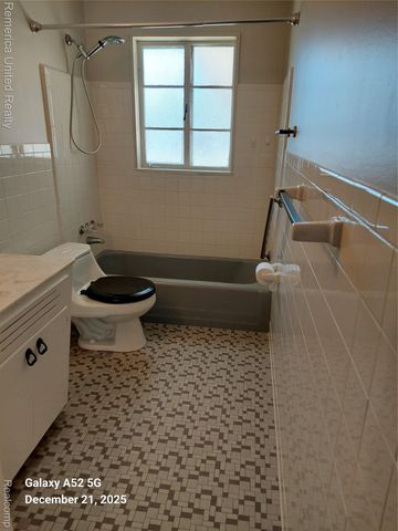 945 N Commerce Road N, Commerce Charter Township, MI 48382