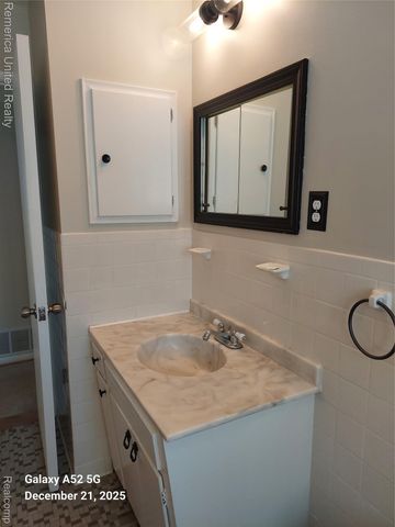 945 N Commerce Road N, Commerce Charter Township, MI 48382