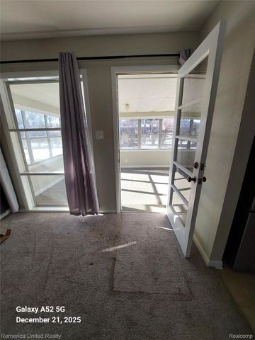 945 N Commerce Road N, Commerce Charter Township, MI 48382