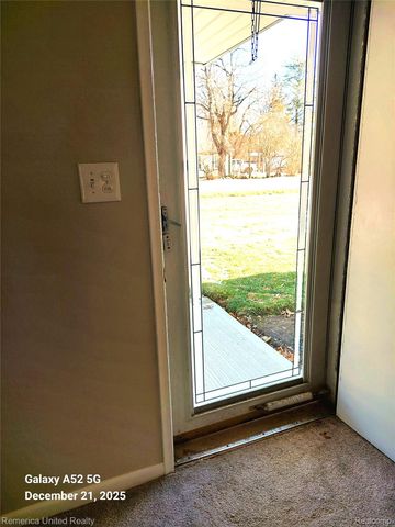 945 N Commerce Road N, Commerce Charter Township, MI 48382