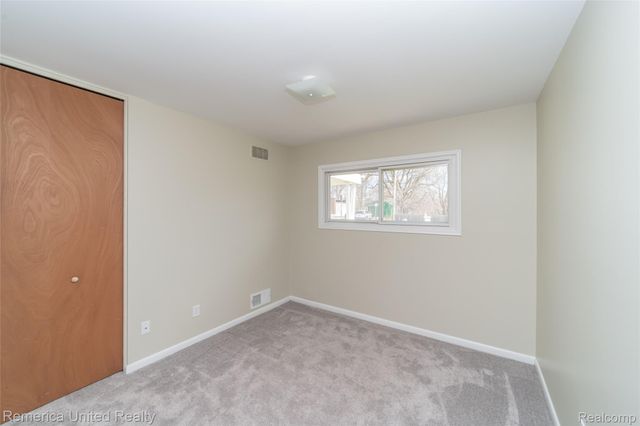 945 N Commerce Road N, Commerce Charter Township, MI 48382