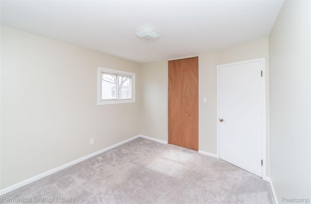 945 N Commerce Road N, Commerce Charter Township, MI 48382