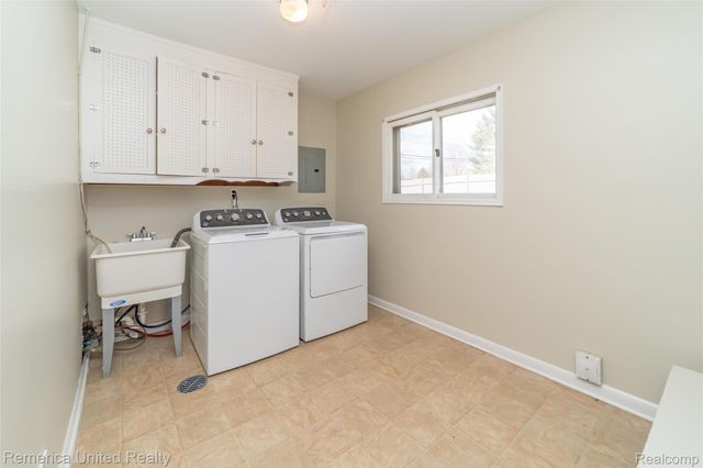 945 N Commerce Road N, Commerce Charter Township, MI 48382