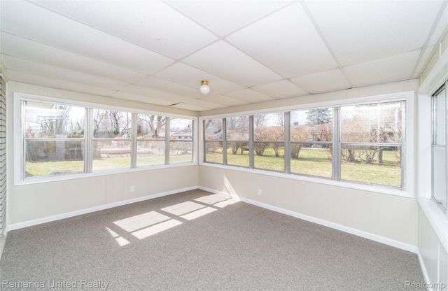 945 N Commerce Road N, Commerce Charter Township, MI 48382