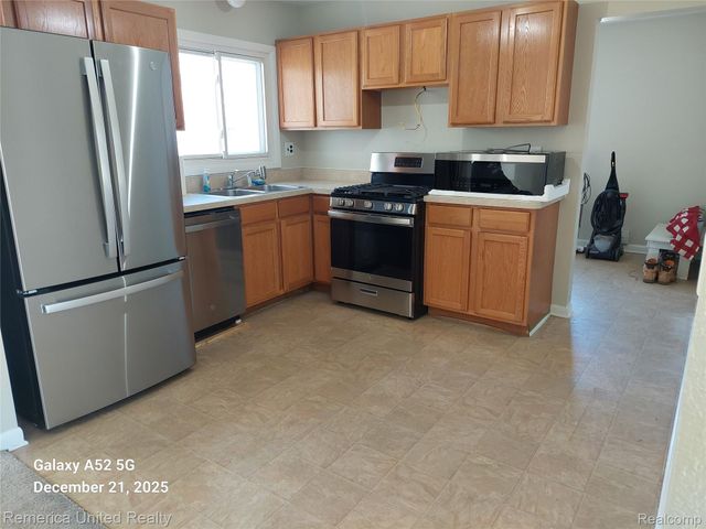 945 N Commerce Road N, Commerce Charter Township, MI 48382