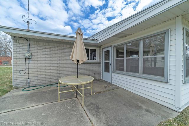 945 N Commerce Road N, Commerce Charter Township, MI 48382