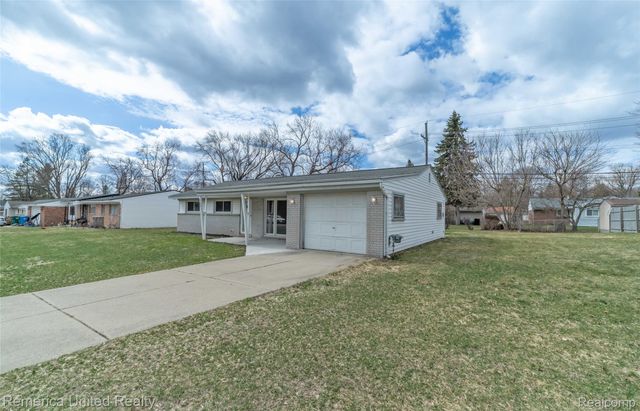 945 N Commerce Road N, Commerce Charter Township, MI 48382