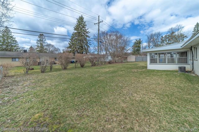 945 N Commerce Road N, Commerce Charter Township, MI 48382