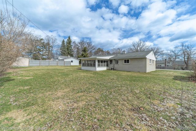 945 N Commerce Road N, Commerce Charter Township, MI 48382