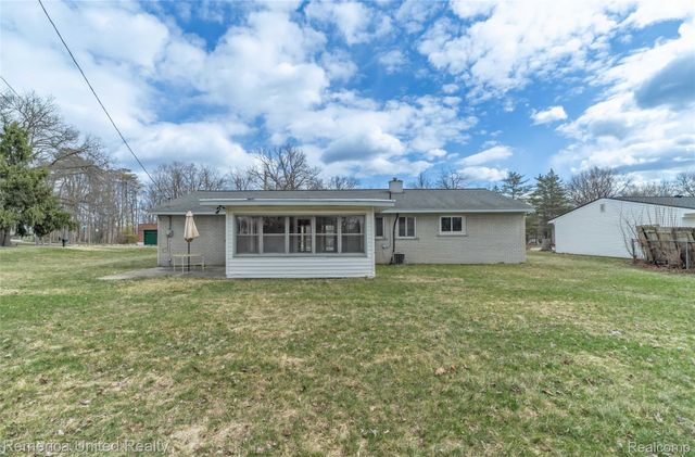 945 N Commerce Road N, Commerce Charter Township, MI 48382