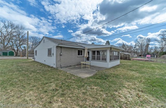 945 N Commerce Road N, Commerce Charter Township, MI 48382