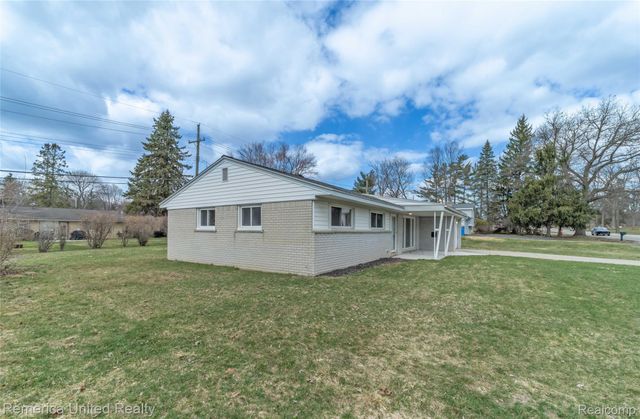 945 N Commerce Road N, Commerce Charter Township, MI 48382