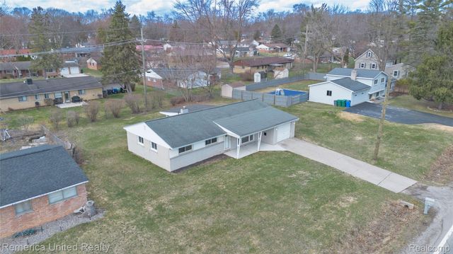 945 N Commerce Road N, Commerce Charter Township, MI 48382