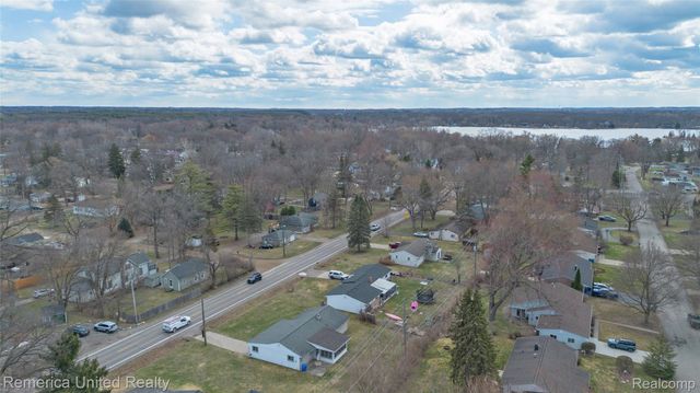 945 N Commerce Road N, Commerce Charter Township, MI 48382